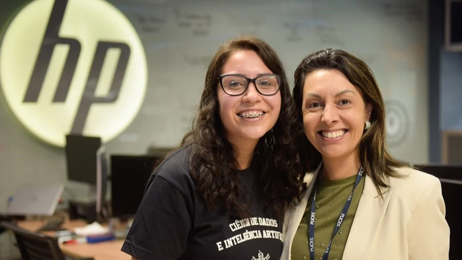 Rafaela Varão Albuquerque, bolsista do Programa Gladys, e Daniela Oliveira do Amaral, líder técnica do LIS-PUCRS (HP Software Innovation Lab). / Foto: Jonathan Heckler